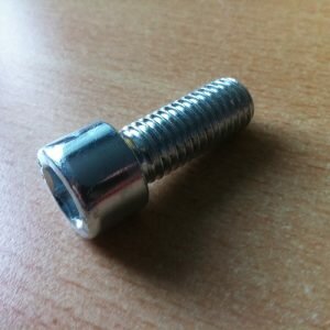 болт с внутренним шестигранником на складе